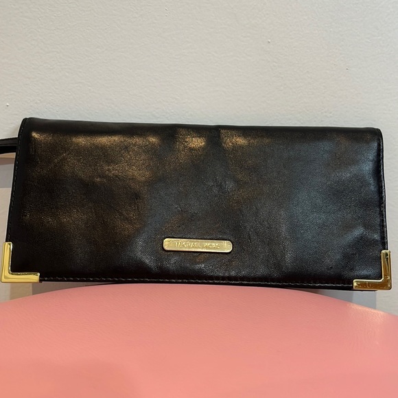 Michael Kors buttery soft leather clutch/wristlet with gold hardware - Picture 1 of 10
